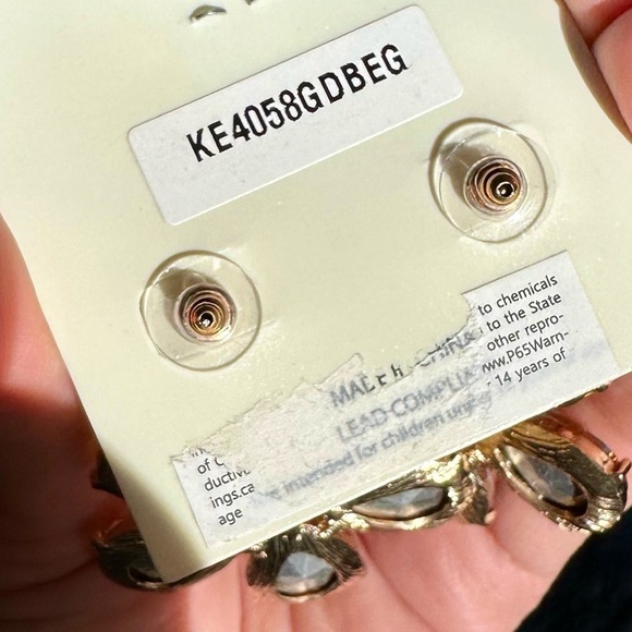 NWT oversized gold dangly flower earrings with pearls - Picture 8 of 10